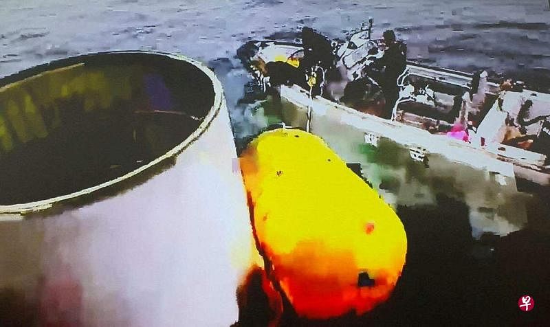 韩国军方推测，打捞出的物体是一级和二级火箭之间的圆柱形连接装置。（路透社）