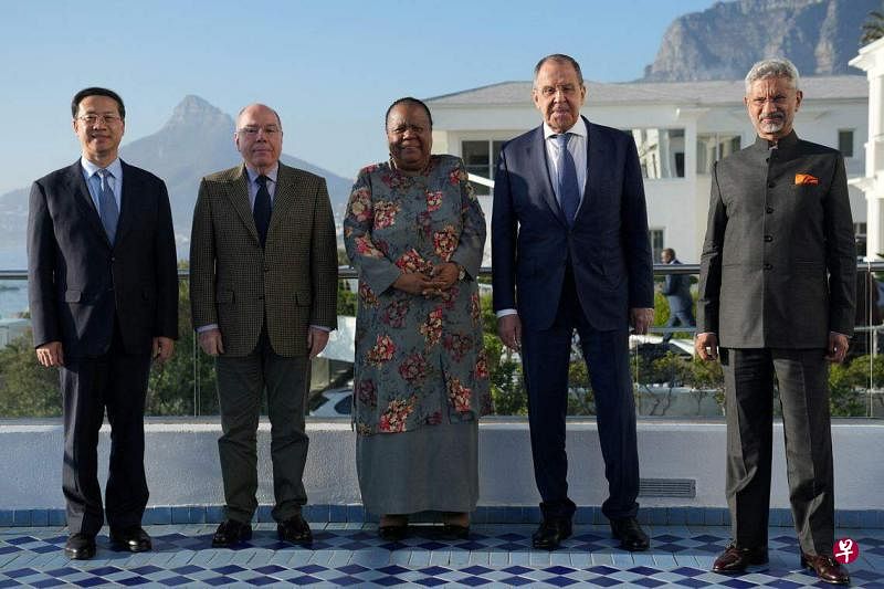 南非外长潘多尔声明，今年的金砖五国集团（BRICS）领导人峰会将在南非约翰内斯堡举行。图为金砖五国外长星期四（6月1日）在南非开普敦召开外长会。（路透社）