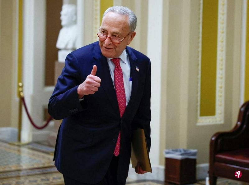美国参议院多数党领袖舒默在暂停美国债务上限法案通过后，向记者竖起大拇指。（路透社）