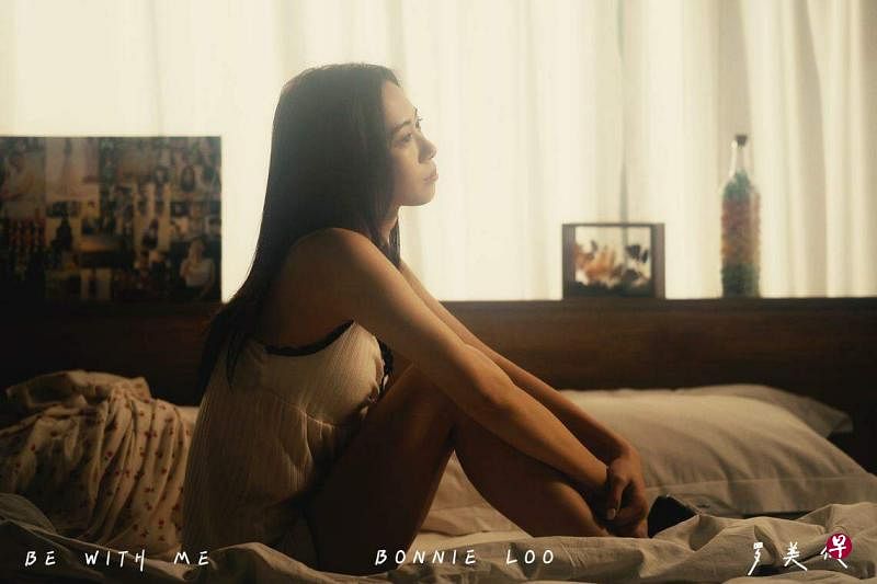 本地艺人罗美仪在MV中将六首歌串联在 一 起。（互联网）