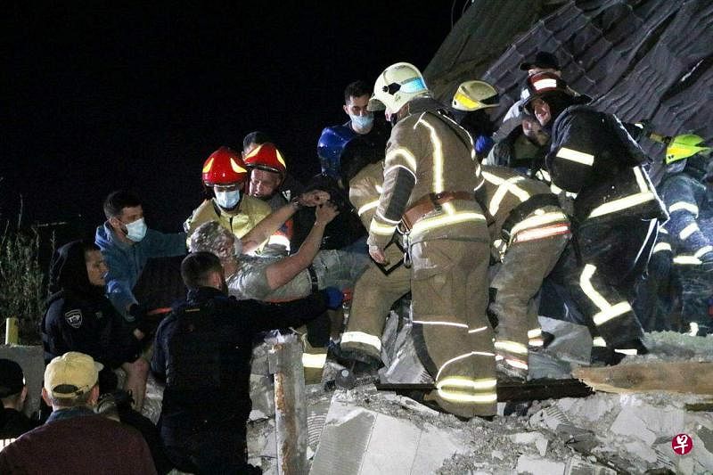 乌克兰中部城市第聂伯罗的两栋住宅楼遭俄军空袭，一名两岁女童遇难，另有21人受伤。图为住宅楼遭空袭后的救援现场。（路透社）
