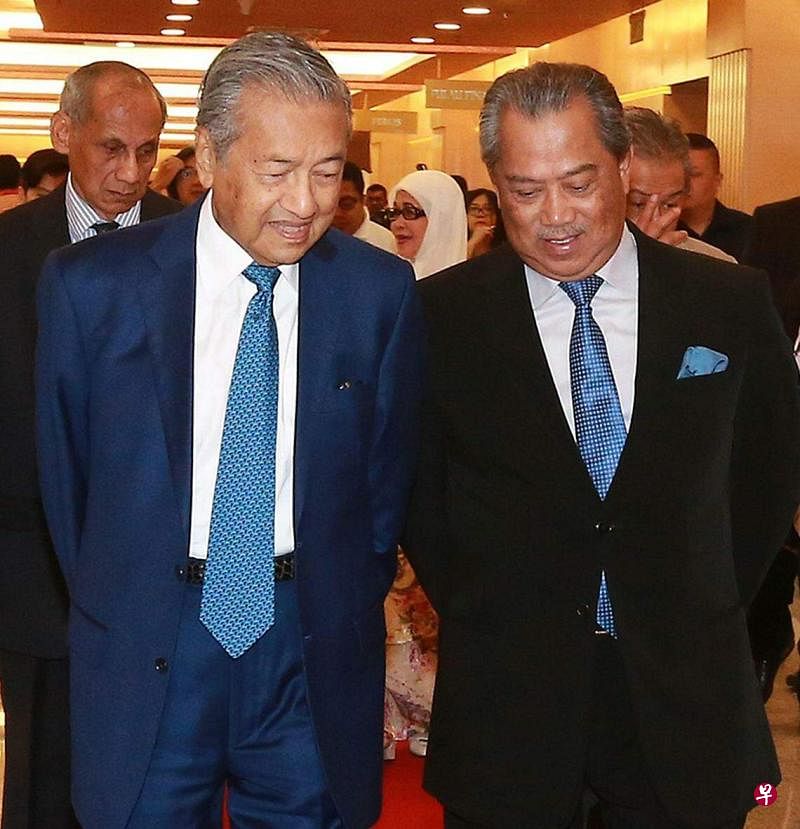 马国前首相马哈迪（左）与慕尤丁2020年2月底因“喜来登事件”而闹翻。两人上星期相继表明愿意再次与对方合作。图为两人2015年4月一起出席一项论坛。（星洲日报档案照）
