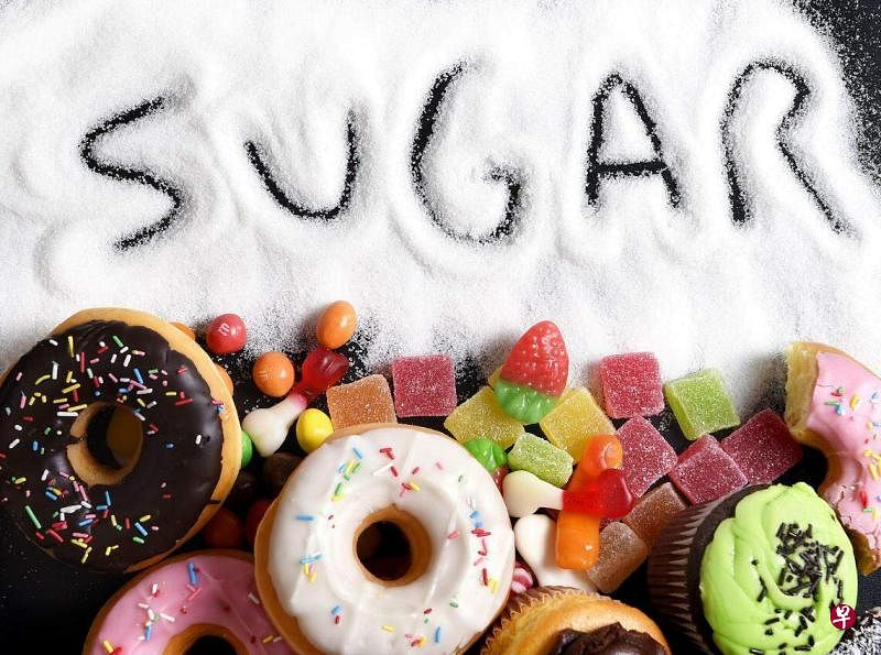 瑞典科研人员的研究论文称，高脂高糖饮食会导致深度睡眠阶段的德尔塔波比例下降、强度降低，从而导致睡眠质量下降。（示意图 / iStock）