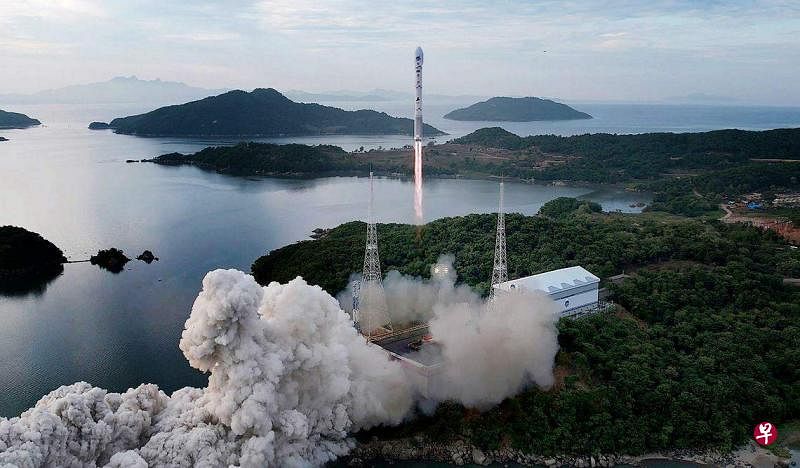 朝中社6月1日发布朝鲜5月31日首次发射军事侦察卫星的照片。因技术问题，首次发射以失败告终。（法新社）