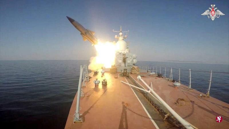 俄罗斯3月发布一场演习的视频截图显示，俄罗斯太平洋舰队的一艘军舰，向日本海上一模拟敌方海上目标发射一枚Moskit巡航导弹。（路透社）