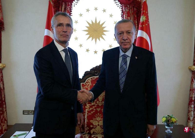 6月4日，北约秘书长斯托尔滕贝格到伊斯坦布尔会晤埃尔多安，祝贺他再次当选土耳其总统。（路透社）