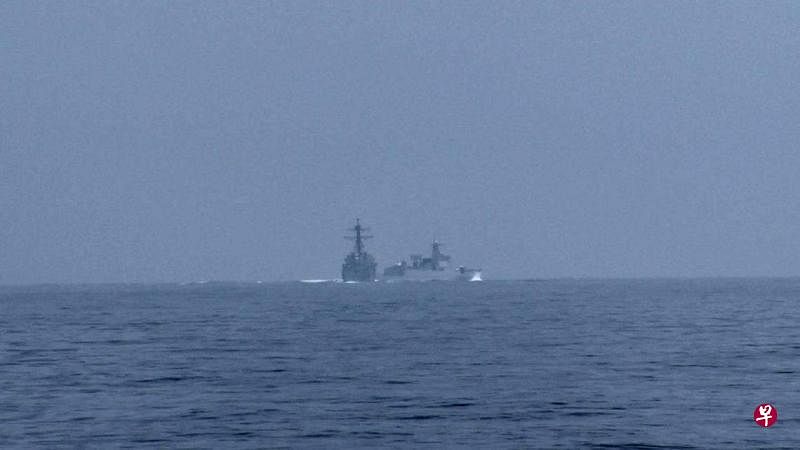 “科莫多（Komodo）2023”海上联合军演为期四天，在分隔苏拉威西岛和婆罗洲岛的望加锡海峡举行。图为6月3日，一艘中华人民共和国（PRC）军舰在美国海军中勋号驱逐舰穿越台湾海峡时，与其相交。（路透社）