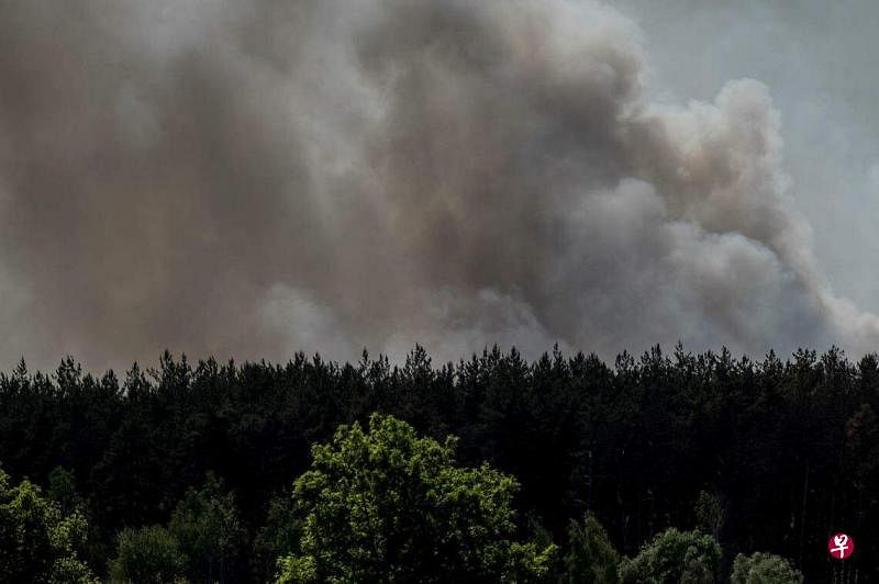 6月4日，乌俄边境地区浓烟密布，当地局势危险。（路透社）
