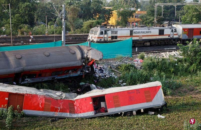 印度火车服务因两列载客火车相撞后停运，直到星期一才恢复运营。（路透社）