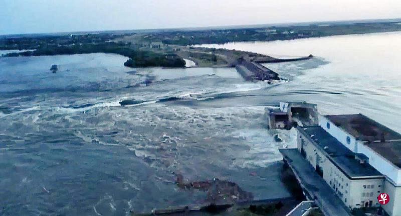 6月6日，乌克兰南部赫尔松州港口城市新卡霍夫卡的水坝被摧毁。（法新社）