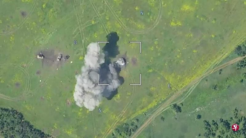 俄罗斯国防部6月5日发布一无人机镜头截图，显示在一未具名地点的一辆装甲车被大火浓烟吞噬。（路透社）