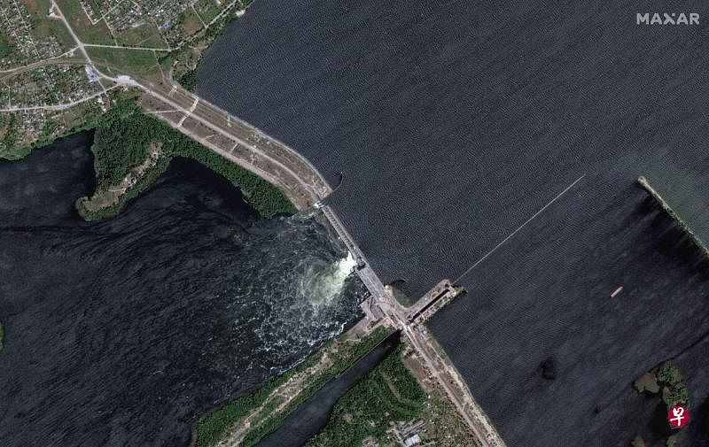 乌克兰赫尔松州当局6月6日说，被炸水坝周围地区的撤离工作已经启动，并指“水位将在五个小时内达到危险水平”。（路透社）