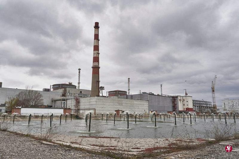乌克兰国家原子能机构说，卡霍夫卡水坝爆炸对扎波罗热核电站构成威胁，但目前情况已得到控制。（法新社）