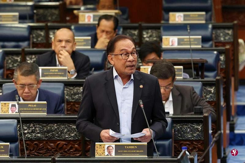 马国首相安华星期二在国会强调，令吉贬值并非评估马国经济表现的指标。（马新社）