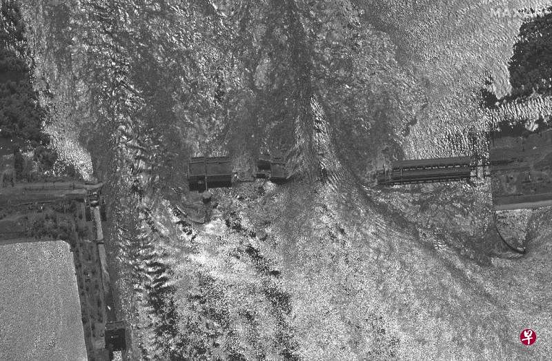 6日下午，美国卫星图像公司Maxar Technologies拍摄的卫星图像显示，新卡霍夫卡的水坝和水电站已大部分被摧毁。（路透社）