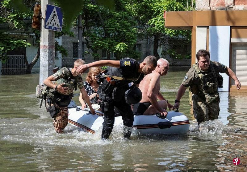 卡霍夫卡水坝被炸后，当地警方迅速对居民展开疏散行动。乌总统泽连斯基说，水坝被炸导致数十万人无法正常获得饮用水。（路透社）