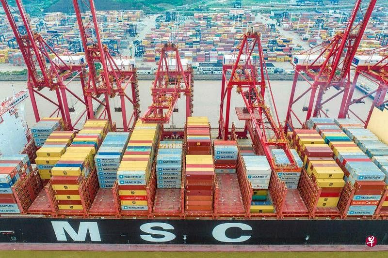 6月6日，一艘满载集装箱的货船停泊在中国东部浙江省宁波市的舟山港。（法新社）