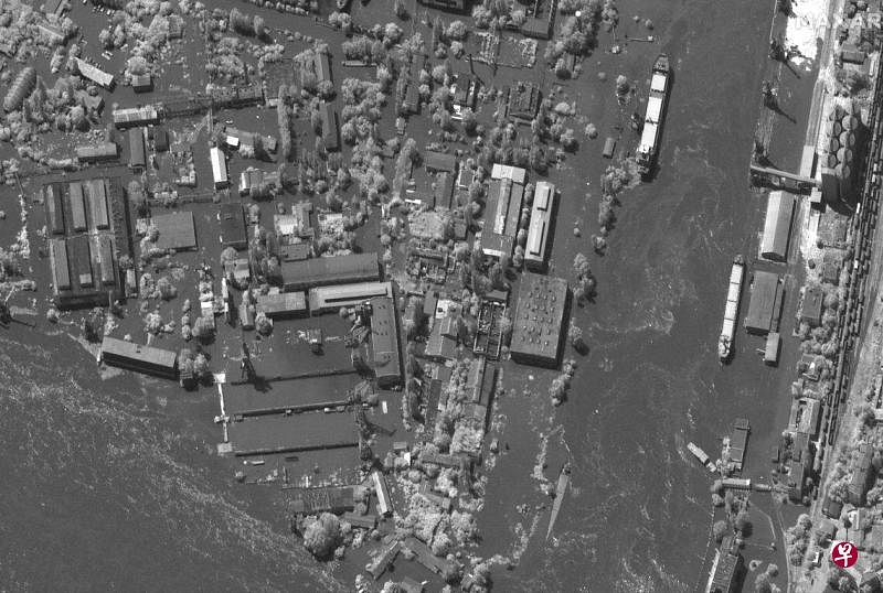 6月6日美国卫星图像公司Maxar Technologies拍摄的照片显示，新卡霍夫卡的港口设施和工业区洪水泛滥。（法新社）