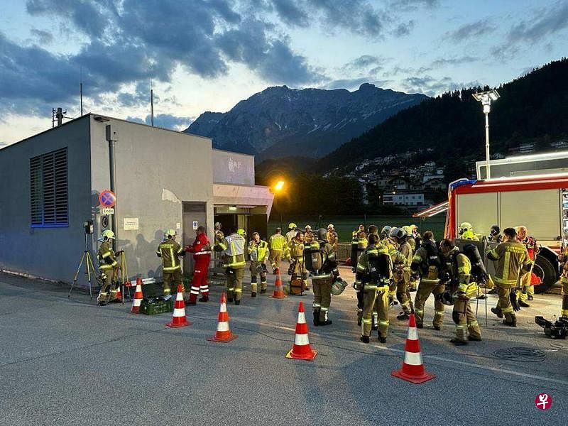 一列OeBB火车在穿过奥地利因斯布鲁克市附近的隧道时起火，约20个消防队立即前往事发隧道扑救。（法新社）