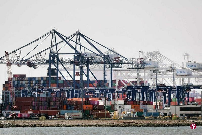美国4月份贸易逆差增加至八年来最高。照片为在纽约港沿岸的新泽西集装箱码头。（法新社）