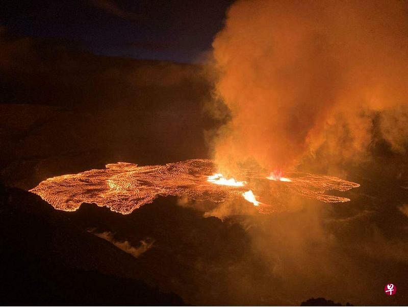 美国地质调查局6月7日提供的照片显示，基拉韦厄火山的哈勒茂茂山顶喷发气体。 （法新社）