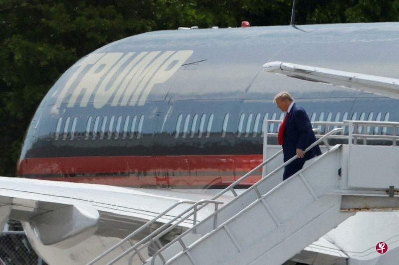 美国前总统特朗普当地时间星期一（6月12日） 抵达迈阿密国际机场。（路透社）