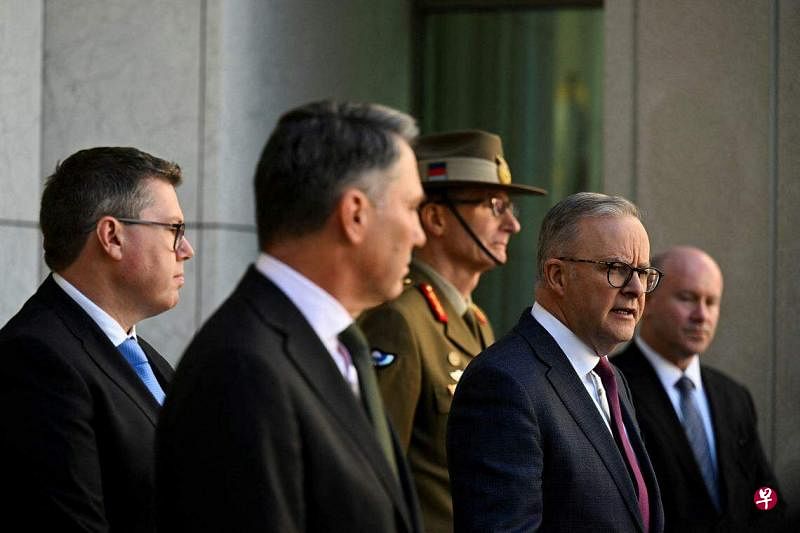 澳大利亚总理阿尔巴尼斯宣布，政府要阻止俄罗斯在国会旁建新使馆。照片为阿尔巴尼斯（右二）于4月24日在堪培拉的国会大厦前讲话。在场的有副总理、国防工业部长和国防军总司令。（路透社）