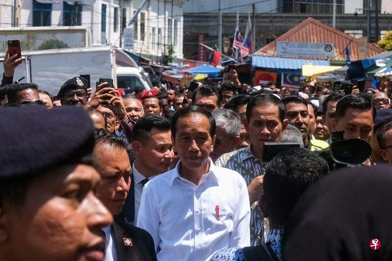 印尼总统佐科一再否认他有意将总统任期延长。照片为佐科到马来西亚访问期间，于6月8日逛一个菜市场，（彭博社）
