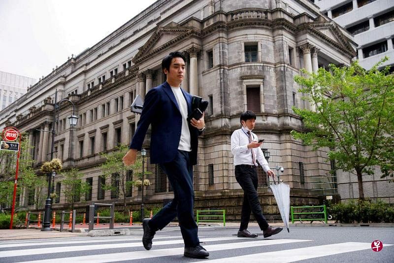 日本央行在政策声明中表示，须有耐心地维持大规模刺激措施，以确保日本能实现2％的通胀目标。（路透社）