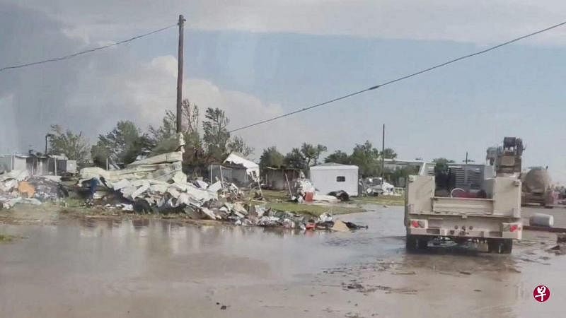 美国得州小镇佩里顿遭到龙卷风袭击，至少三人遇难，另有多达100人受伤。图为龙卷风肆虐后，佩里顿镇上的狼藉景象。（路透社）