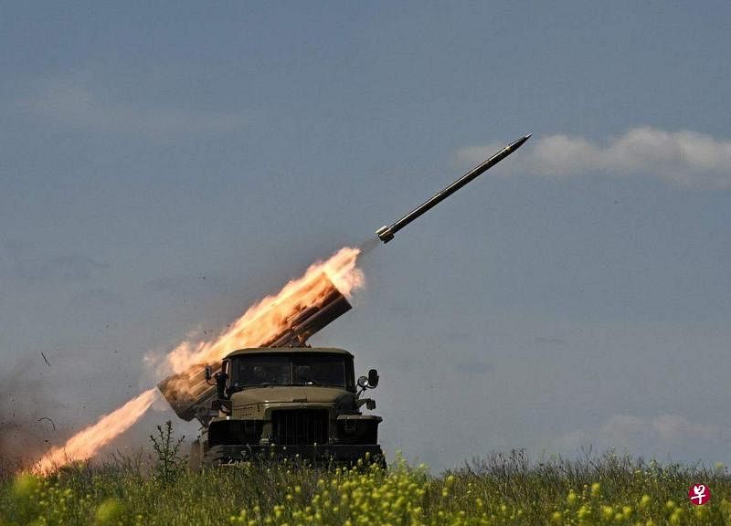 6月20日，乌克兰第57旅部队乌东顿涅茨克地区巴赫穆特附近前线，向俄军阵地发火箭炮。（法新社）