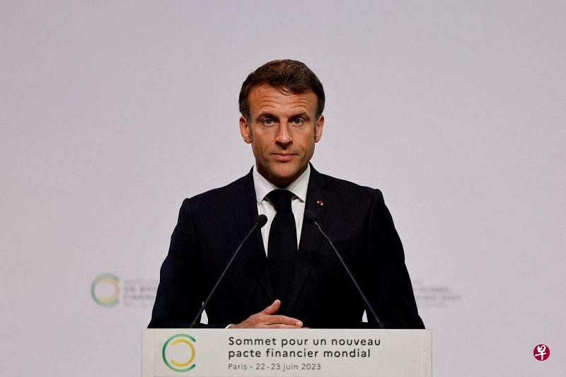 法国总统马克龙主持召开新全球金融契约峰会，呼吁世界各国领导人、私营企业和国际组织立即采取行动，改变全球金融体系的运作方式，建立人民的信任，帮助世界过渡到低碳经济。（路透社）
