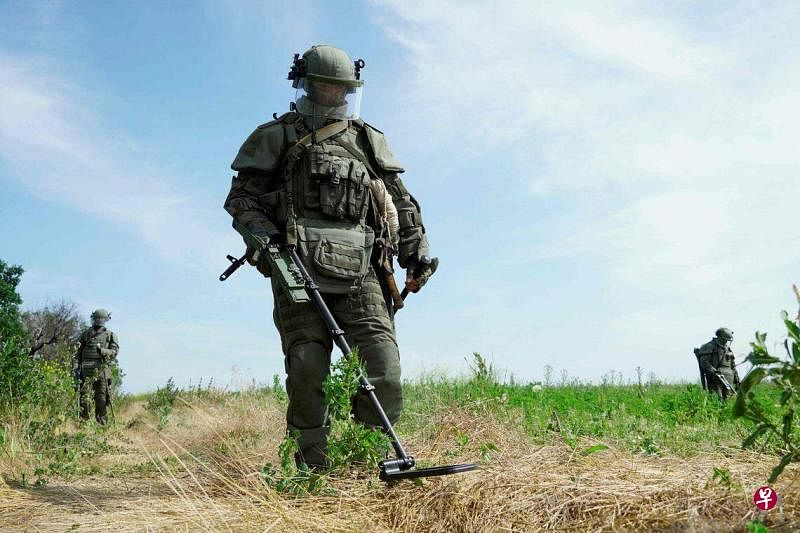 乌克兰总统泽连斯基日前称，反攻行动不如预期是因为敌军在乌克兰领土上设置了大量地雷。图为俄罗斯部队星期五（6月23日）在乌东顿涅茨克地区开展排雷工作。（法新社）