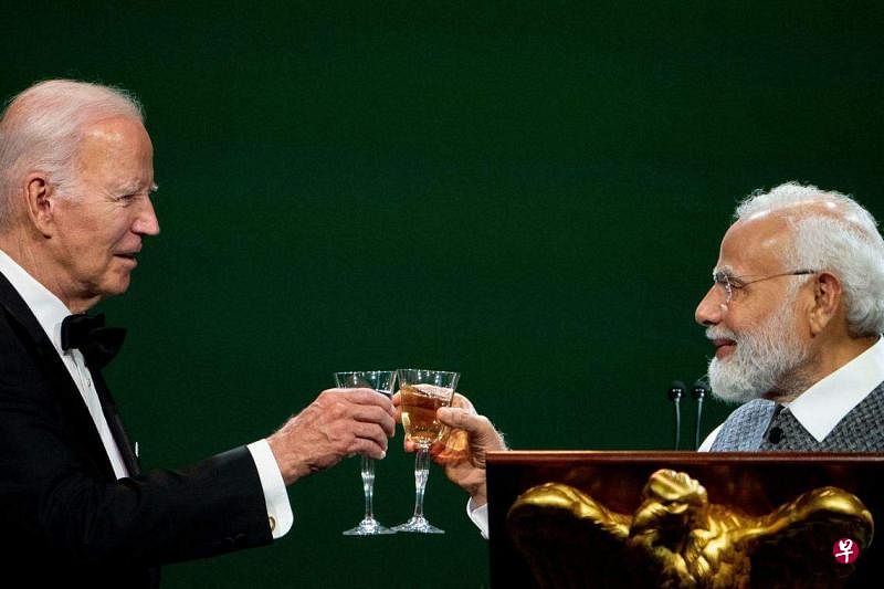 印度总理莫迪（右）本周首次到美国进行国事访问，美国总统拜登（左）22日设国宴款待，与莫迪举杯致意。（法新社）