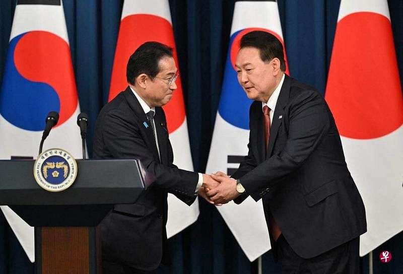 日本首相岸田文雄（左）与韩国总统尹锡悦5月7日在首尔举行联合新闻发布会。（法新社）