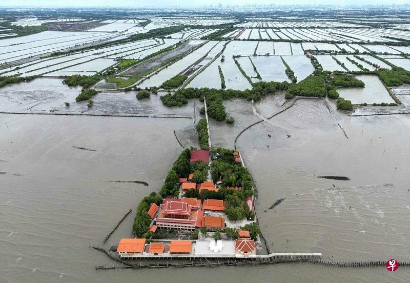 气候变化使泰国曼谷郊区这个村落被海水包围。（法新社）