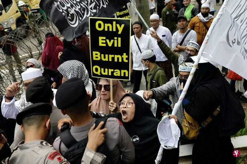 今年1月，瑞典有示威者在土耳其驻斯德歌尔摩大使馆外焚烧《可兰经》，引发土方抗议和回教世界不满。（路透社）