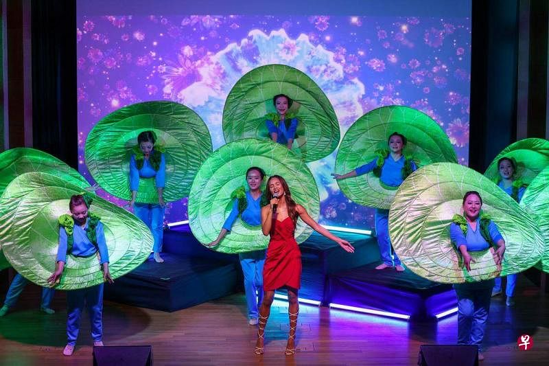 新加坡创价学会和创意舞坊的舞者将在国庆庆典演出上带来象征花朵盛开的舞蹈表演。今年的演出由陈子谦出任创意总监指导，他是本地歌台文化电影《881》的导演。（白艳琳摄）