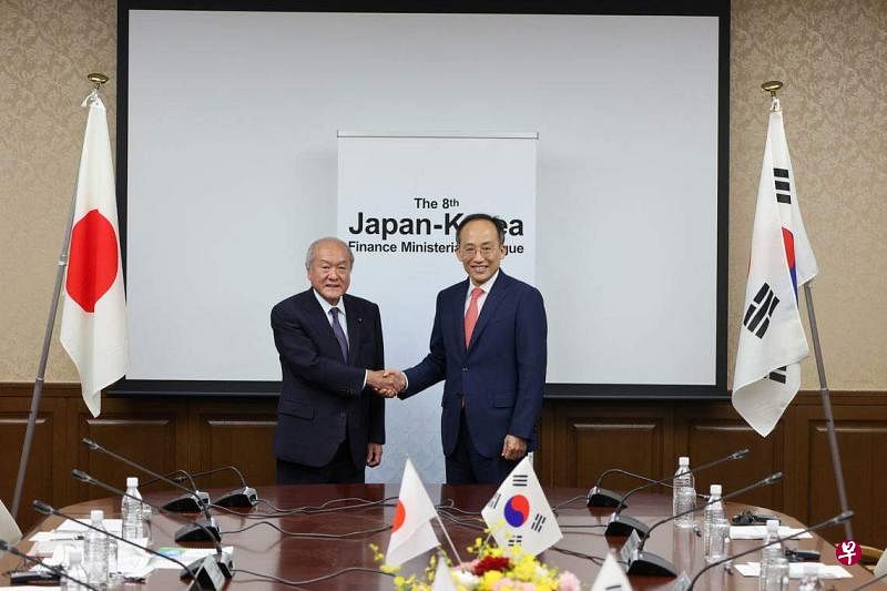 日本财长铃木俊一（左）与韩国经济副总理兼企划财政部长秋庆镐星期四（6月29日）在东京举行的第八届韩日财长会议上，就重启在紧急时期融通外币的货币互换协议达成一致。（路透社）