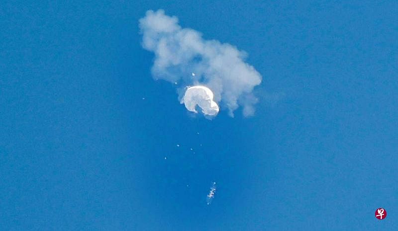 2月4日，美国派战斗机打下出现在南卡罗来纳州海岸上空的一个疑似中国间谍气球。（路透社）
