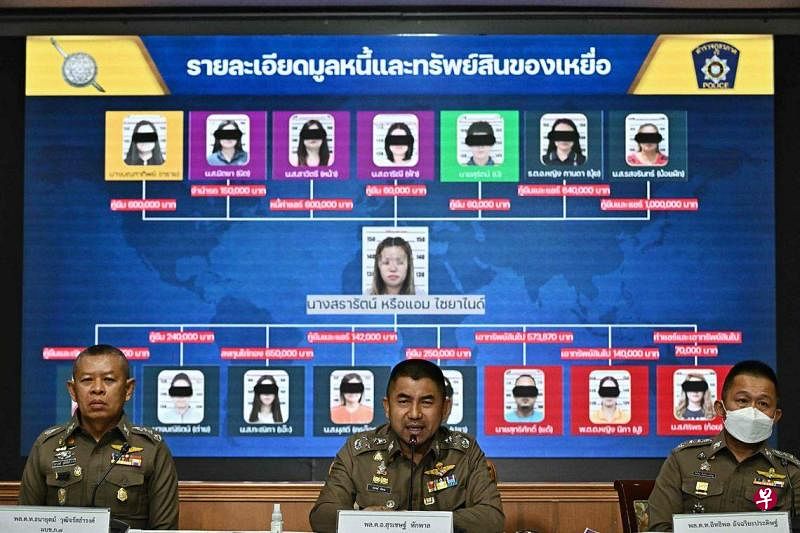 6月30日，泰国国家警察局副局长苏拉切在曼谷的打击犯罪部召开氰化物连环杀人案的新闻发布会。（法新社）