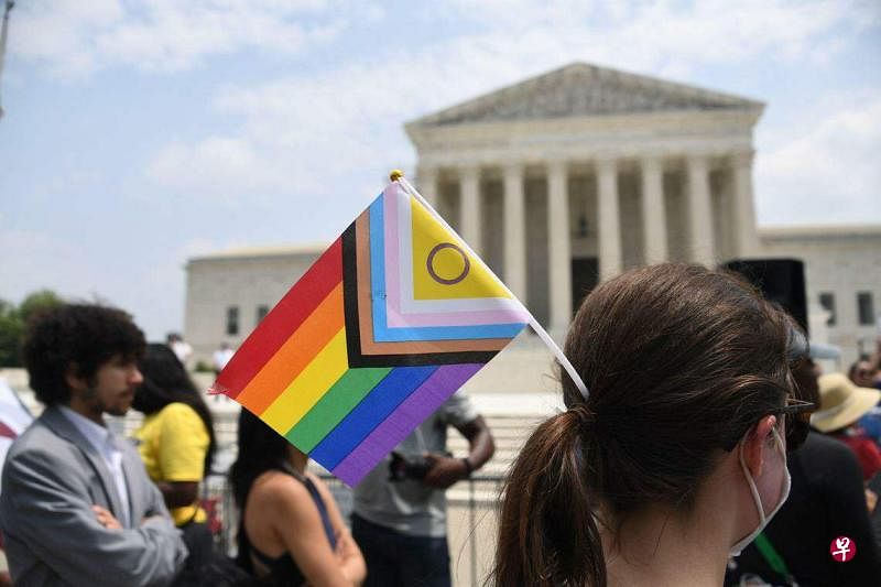 美国最高法院6月30日接连做出两项倾向于保守派的重大裁决，性别权利活动人士在最高法院外示威抗议。（法新社）