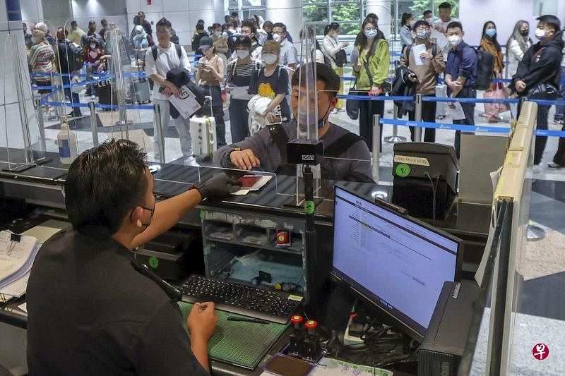 马国首相安华说，除了之前闹得沸沸扬扬的机场移民局官员被指扣留中国女游客，他也接获国民登记局官员向申请公民权者索贿的投诉。图为吉隆坡国际机场的移民局官员检查入境者的护照。（马新社档案照）