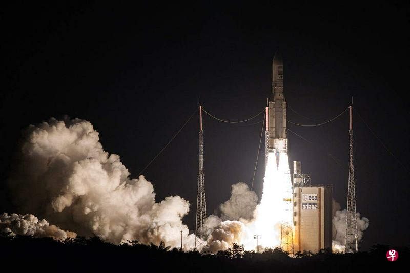 欧洲阿丽亚娜5型火箭于7月6日零时从法属圭亚那库鲁航天中心发射升空。（法新社）