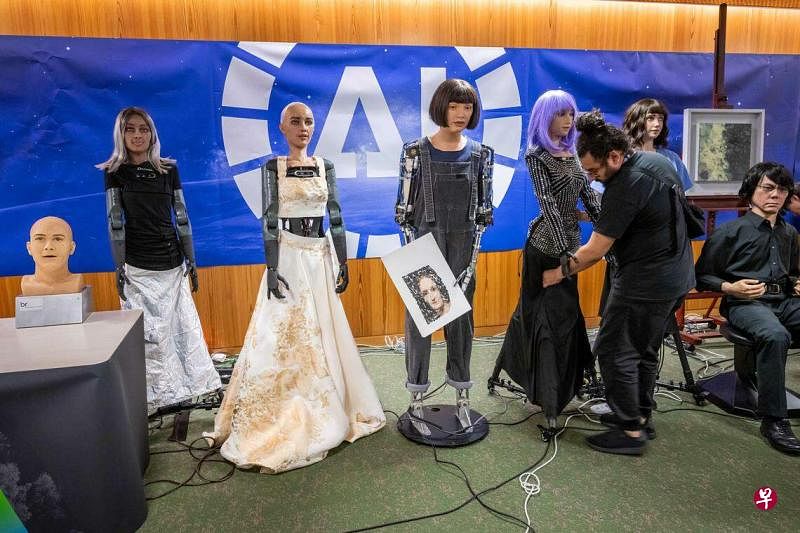 7月7日，多个拟人化人工智能（AI）在日内瓦出席联合国举办的“AI for good”全球峰会后，召开全球首个由AI机器人组成的新闻发布会。（法新社）