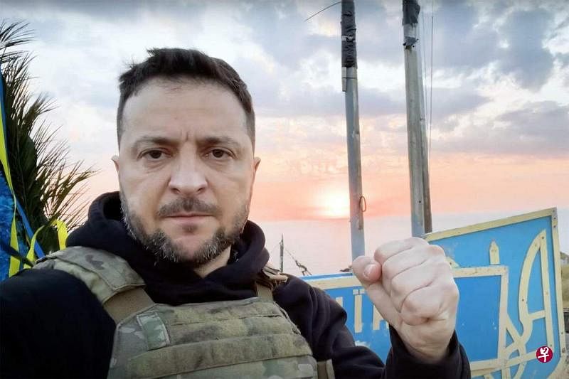乌克兰总统府7月8日发布泽连斯基访问蛇岛的视频，视频截图显示手握拳头的泽连斯基。（法新社）
