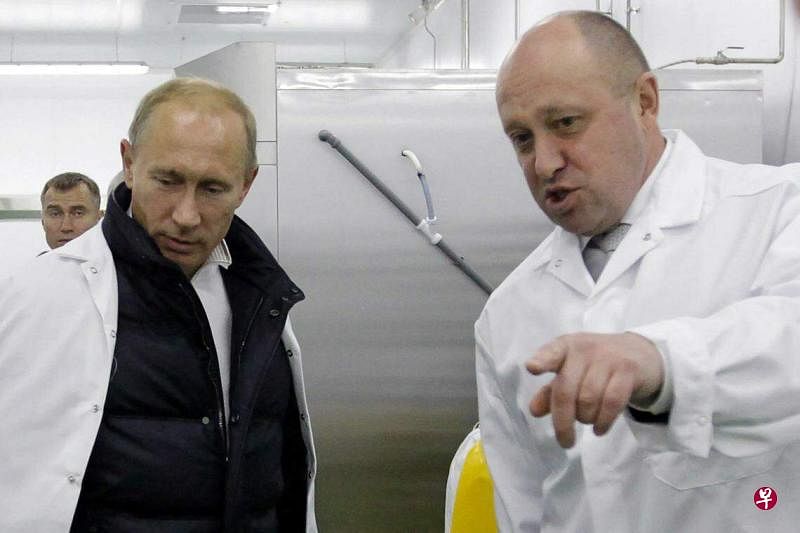 克里姆林宫称，俄罗斯总统普京（左）于6月29日会见了瓦格纳集团首脑普里戈任（右）。图为普里戈任于2010年9月20日向普京展示他在圣彼得堡郊外的学校午餐工厂。（法新社）