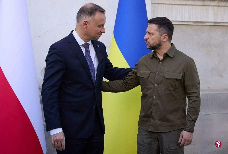 波兰总统杜达（左）在乌克兰会见乌总统泽连斯基。（法新社）