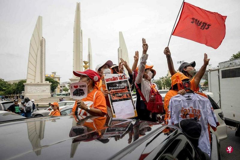 泰国民主派活动人士16日在曼谷举行汽车暴走快闪抗议，呼吁上议院19日投选前进党党魁披塔为新首相。（法新社）