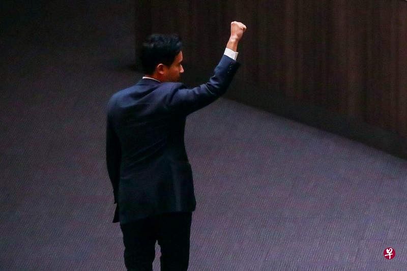 7月19日，42岁的前进党党魁披塔离开议会前，与其他议员挥手告别。（路透社）